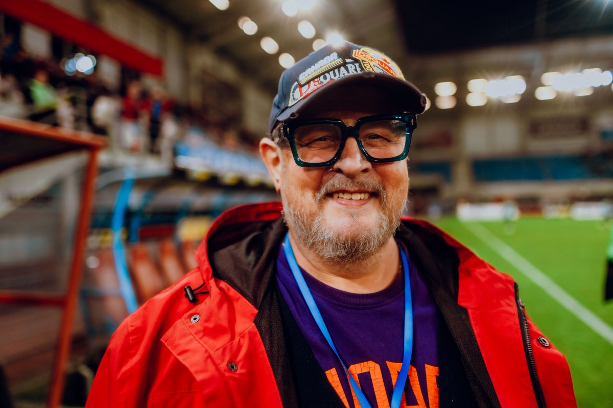 PiastGliwiceSA's tweet photo. Z ogromnym smutkiem przyjęliśmy informację o odejściu naszego Spikera, wiernego Kibica i przede wszystkim Przyjaciela, Andrzeja Sługockiego. 

Przez blisko 30 lat, od momentu reaktywacji klubu w 1997 roku mogliśmy słyszeć jego głos na #Okrzei20. Mecze Niebiesko-Czerwonych już nigdy nie będą takie same. 

Andrzeju, Twój głos na zawsze będzie z nami. Spoczywaj w pokoju. 

Składamy najszczersze kondolencje rodzinie i najbliższym.