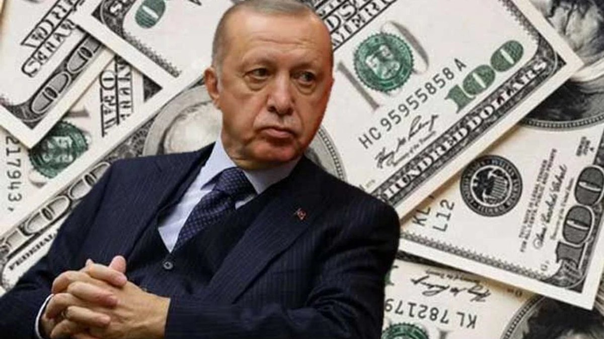 restitutorII's tweet photo. 🇹🇷
Inflation, croissance, dette: comment tourne l’économie turque?

À partir de 2020, l’État turc augmente ses dépenses, notamment pour soutenir l’économie après la crise du Covid-19. Mais c’est surtout à partir de 2021 que la politique économique prend une direction particulière. La Banque centrale commence à baisser ses taux directeurs alors même que l’inflation est déjà en hausse.

Cette politique est notamment défendue par Erdogan, qui considère que des taux d’intérêt élevés alimentent l’inflation (qui n'est pas de l'orthodoxie économique). La Turquie fait donc le choix de maintenir des taux relativement faibles afin de soutenir le crédit, l’investissement et la croissance. Mais cette politique contribue aussi à une forte dépréciation de la livre turque et à une accélération de l’inflation.

À cela s’ajoute, en 2023, le séisme qui frappe le sud-est du pays. La reconstruction représente un coût considérable pour l’État. Selon le rapport officiel de la Présidence de la stratégie et du budget de la République de Turquie, les dommages et besoins liés aux séismes ont été évalués à plus de 92 milliards $.

Mais les dépenses publiques ne se limitent pas à la reconstruction. La Turquie a également énormément investi dans ses infrastructures au cours des dernières années, notamment à travers les partenariats public-privé (modèle Build-Operate-Transfer (BOT)).

Le principe est simple: une entreprise privée finance et construit une infrastructure, puis l’exploite pendant une période déterminée avant de la transférer à l’État. Cela permet à l’État de ne pas supporter immédiatement l’intégralité du coût de construction. En revanche, cela ne signifie aussi que l'Etat payera plus tard: selon les contrats, l’État peut verser des loyers, des paiements ou garantir certains niveaux de revenus.

C’est notamment le cas des hôpitaux de ville construits dans le cadre de partenariats public-privé. Le secteur privé construit et exploite les établissements pendant une période déterminée (25-30 ans), tandis que l’État effectue les paiements prévus par les contrats (loyers). Une grande partie du renouvellement des infrastructures hospitalières turques s’est ainsi faite à travers ce modèle.

Le même mécanisme a été utilisé pour certains des grands projets d’infrastructures du pays: autoroutes, tunnels, ponts et aéroport d’Istanbul.

Pour certains de ces projets, l’État a également accordé des garanties de trafic. En clair, un niveau minimum de fréquentation peut être garanti à l’opérateur privé. Si le nombre réel de véhicules ou de passagers est inférieur au niveau prévu dans le contrat, l’État peut être amené à compenser la différence. Ces mécanismes permettent de transférer une partie du risque économique vers le secteur public, même si l’investissement initial est réalisé par le secteur privé.

On pourrait donc penser que toutes ces dépenses auraient dû entraîner une forte hausse de la dette publique. Pourtant, ce n’est pas vraiment ce que montrent les chiffres.

La dette publique turque reste relativement faible par rapport à celle de nombreux autres pays. Selon les données du FMI, la dette brute des administrations publiques représentait environ 23% du PIB en 2025, avec une projection autour de 25% en 2026.

Cela s’explique notamment par le fait que les PPP ne sont pas toujours comptabilisés de la même manière qu’une dette publique classique. Une partie des engagements de l’État apparaît donc sous la forme de paiements futurs liés aux contrats plutôt que comme une dette immédiatement inscrite au bilan de l’État.

À partir de la fin de 2021, la situation monétaire devient particulièrement difficile. Alors que l’inflation accélère, la Banque centrale continue de réduire ses taux. Le taux directeur passe ainsi de 19% à l’été 2021 à 14% en décembre. 

L’objectif affiché est de stimuler le crédit, l’investissement, la production et les exportations. Mais avec des taux très faibles par rapport à l’inflation, les capitaux cherchent davantage à se protéger de la dépréciation de la livre. La monnaie turque perd alors rapidement de la valeur, ce qui renchérit les produits importés et alimente à son tour l’inflation.

Pour tenter de limiter cette spirale, le gouvernement met en place en décembre 2021 le "Kur Korumalı Mevduat" (KKM), un système de dépôts en livres protégés contre le risque de change.

Le mécanisme est assez simple: un particulier ou une entreprise place ses livres dans une banque et reçoit un taux d’intérêt. Si, au moment du retrait, la livre s’est dépréciée davantage que le rendement du dépôt, une compensation peut être versée pour couvrir la différence.

L’épargnant est donc protégé contre une partie de la dépréciation de la monnaie. Mais cette protection a également représenté un coût important pour les finances publiques et la Banque centrale avec un coût estimé de 60 milliards $. Le dispositif a progressivement été démantelé à partir de 2023. 

La masse de la livre turque a aussi augmenté surtout par le crédit des banques et par le bilan de la banque centrale (rachats de devises, swaps, compensations du KKM).

À partir de la mi-2023, avec le retour de Mehmet Şimşek au ministère du Trésor et des Finances, la politique économique change progressivement de direction.

La Banque centrale augmente fortement ses taux et met en place une politique monétaire beaucoup plus restrictive. L’objectif est de ralentir le crédit et la demande intérieure, de stabiliser la livre et surtout de faire baisser l’inflation.

Cette politique commence à produire des résultats: après avoir dépassé 75% en 2024, l’inflation a progressivement diminué pour atteindre environ 32% à l’été 2026.

Mais la désinflation reste difficile. Les prix et les salaires continuent de s’ajuster à l’inflation passée, tandis que les anticipations d’inflation mettent du temps à se modifier.

En 2026, la situation est également compliquée par la hausse des prix de l’énergie liée aux tensions au Moyen-Orient. La Turquie étant fortement dépendante des importations de pétrole et de gaz, une hausse des prix de l’énergie se répercute rapidement sur les carburants et les transports, puis sur le coût de production et les prix à la consommation.

L’inflation ne touche pas tout le monde de la même manière.

Pour une personne qui a contracté un crédit à taux fixe, une forte inflation peut réduire le poids réel de sa dette: le montant à rembourser reste le même en termes nominaux, mais il est payé avec une monnaie qui a perdu de sa valeur.

Pour l’épargnant, c’est l’inverse. Si son argent reste sur un compte qui rapporte moins que l’inflation, son épargne perd progressivement du pouvoir d’achat.

Les Turcs ont donc cherché différentes façons de protéger leur épargne: dépôts bancaires rémunérés, devises étrangères, or ou immobilier.

C’est là que l’on comprend une partie de la dynamique de l’économie turque. Avec une inflation autour de 30%, un épargnant peut être confronté à un arbitrage permanent: conserver ses livres et obtenir un rendement élevé sur ses dépôts, acheter des devises ou de l’or, ou investir dans l’immobilier.

Au final, l’économie turque fonctionne aujourd’hui avec plusieurs forces qui se confrontent: une dette publique relativement faible, d’importants investissements en infrastructures, des engagements financiers liés aux partenariats public-privé, une inflation encore très élevée et une politique monétaire désormais beaucoup plus restrictive.

Le véritable défi pour la Turquie est donc de réussir à faire baisser durablement l’inflation sans provoquer un ralentissement trop brutal de l’économie, tout en maintenant la confiance dans la livre turque.