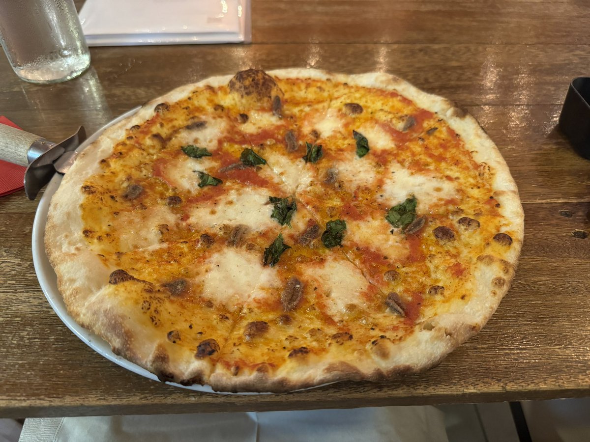 tomokunja's tweet photo. 家庭円満のため今日帰る😢夕食はピザ🍕の口だったので、2店フラれて最後の砦　三津浜のFLORさん。タンパク質補給のオムレツとめちゃ好みのサクサククリスピーなナポリターナ。アンチョビの塩味が染みる。　#お家に帰るまでがブルベです https://t.co/PAwuFJIrj7