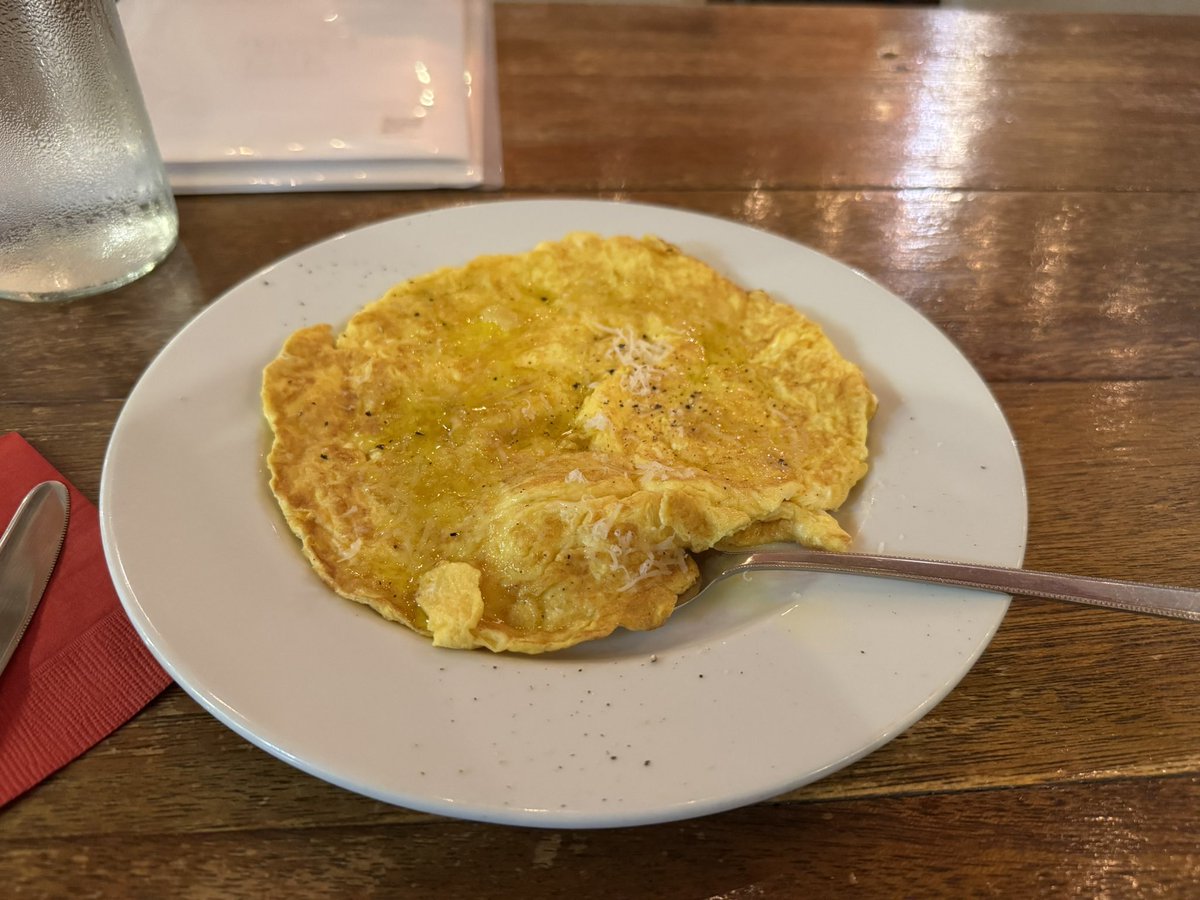 tomokunja's tweet photo. 家庭円満のため今日帰る😢夕食はピザ🍕の口だったので、2店フラれて最後の砦　三津浜のFLORさん。タンパク質補給のオムレツとめちゃ好みのサクサククリスピーなナポリターナ。アンチョビの塩味が染みる。　#お家に帰るまでがブルベです https://t.co/PAwuFJIrj7