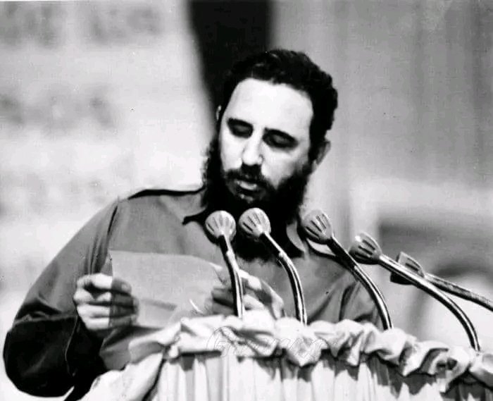 MildreyDelis's tweet photo. El 3 de octubre de 1965  el líder de la Revolución Fidel Castro Ruz informó al pueblo la conformación del primer Comité Central y el cambio de denominación del partido (del PURSC al PCC), definiéndolo bajo los principios del marxismo-leninismo
#FMCSantiago
#CubaViveEnSuHistoria https://t.co/zAqdnBPR7h