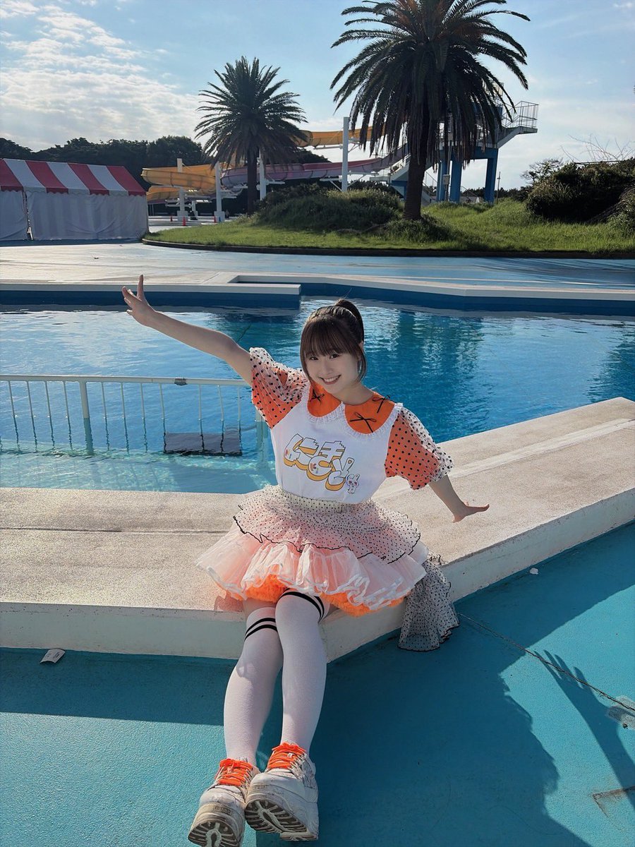 uug2_ami's tweet photo. #クロフェス2026 ありがとうございましたあ！！！稲毛海浜公園プールは「いなぷー」！なのですね📝

#にきちゃん 今年は新メンバーちゃんを加えて参戦させていただいたしん！パワー倍増で皆様に届けっ！！！❤️‍🔥

クロちゃんさん、田中れいなさん、お写真ありがとうございます、、！🥹✨ https://t.co/hH7l4zNcYL