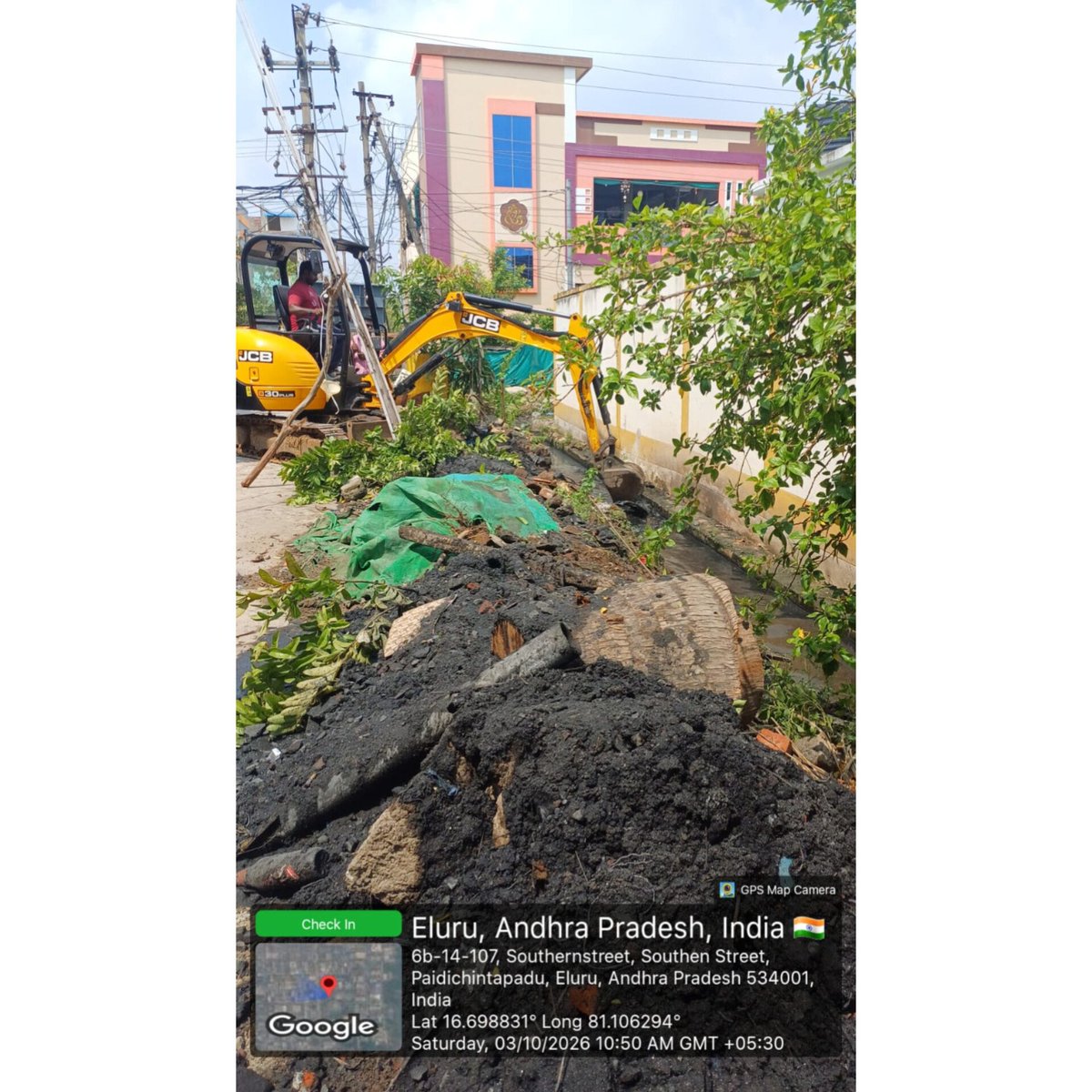 elurumc's tweet photo. Under the SwachhataHiSeva program,EluruMC sanitation teams executed an extensive sanitation drive across Circles 2,5,6 &amp; 8 today.
*Bulk garbage lifting across primary locations.
*Major drain desiltation to prevent waterlogging &amp; ensure smooth flow.
Join hands to keep Eluru clean https://t.co/CowGFKuzF7