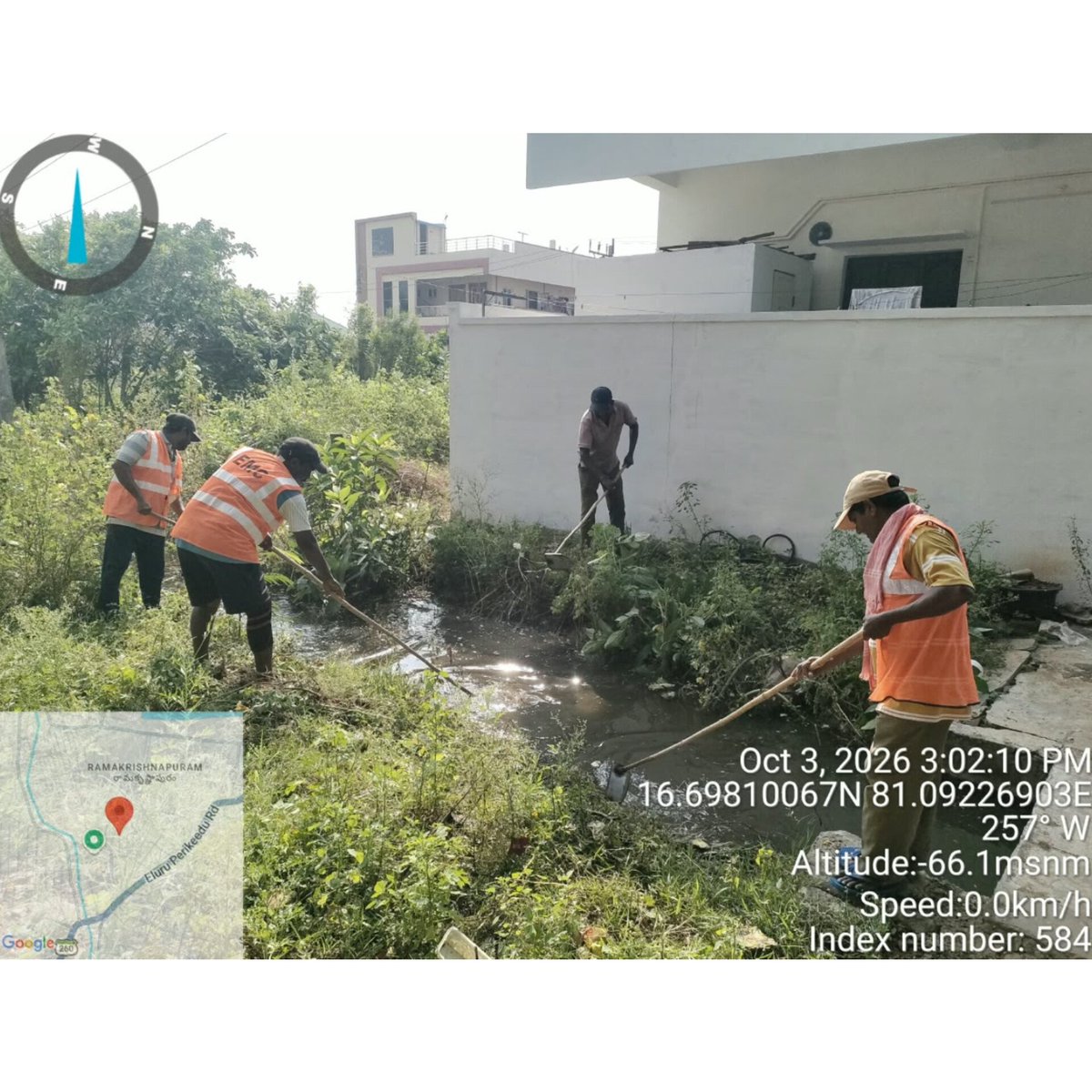 elurumc's tweet photo. Under the SwachhataHiSeva program,EluruMC sanitation teams executed an extensive sanitation drive across Circles 2,5,6 &amp; 8 today.
*Bulk garbage lifting across primary locations.
*Major drain desiltation to prevent waterlogging &amp; ensure smooth flow.
Join hands to keep Eluru clean https://t.co/CowGFKuzF7