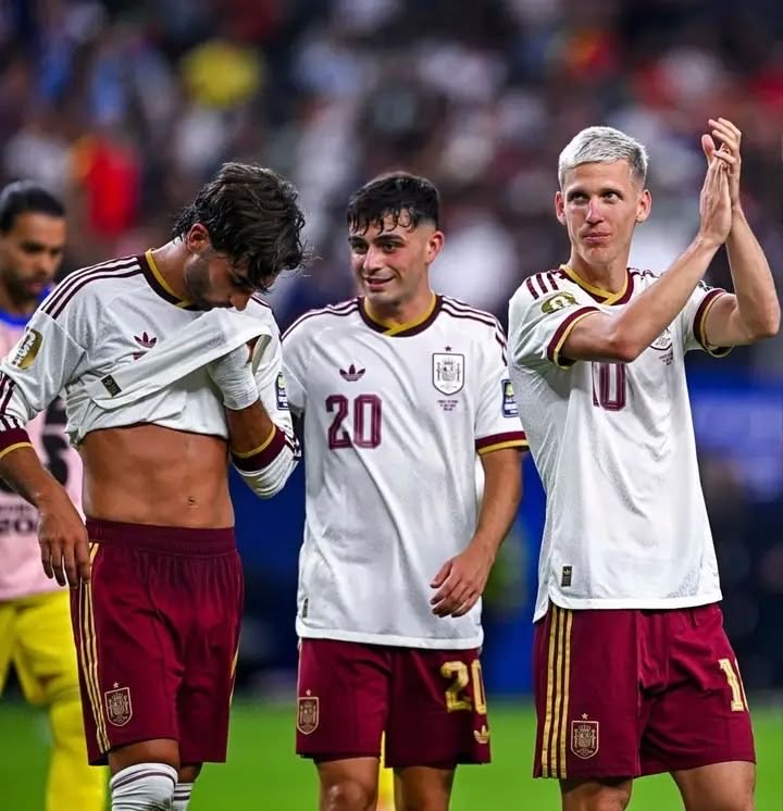 sarahiba312's tweet photo. tengo una duda q me surgió durante el mundial y luego se me olvidó pero ahora me he vuelto a acordar
alguien sabe la razón de por qué ferran jugó todos los partidos del mundial con manga larga estando a 57°C??? https://t.co/BDZNUTYLBV