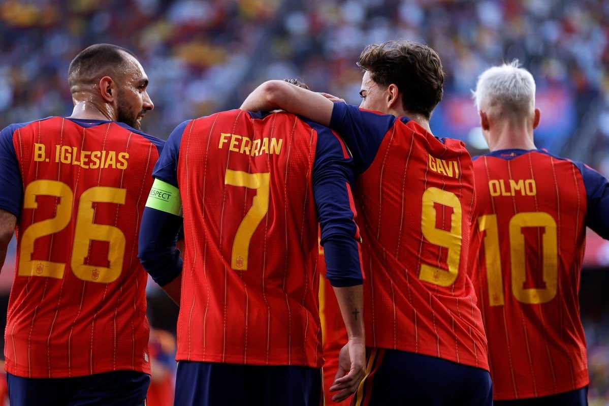 sarahiba312's tweet photo. tengo una duda q me surgió durante el mundial y luego se me olvidó pero ahora me he vuelto a acordar
alguien sabe la razón de por qué ferran jugó todos los partidos del mundial con manga larga estando a 57°C??? https://t.co/BDZNUTYLBV