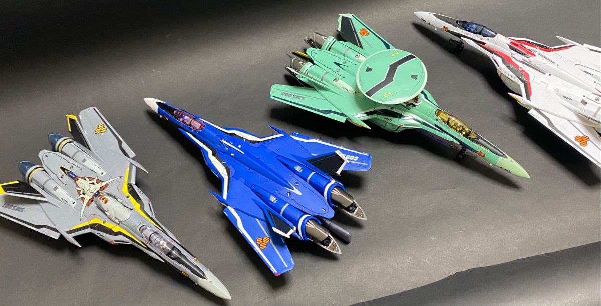cross_W42S's tweet photo. ルカ機だけマット塗装でないんですが、並べてもそこまで違和感ないですね。 https://t.co/kcZCIbcSDG