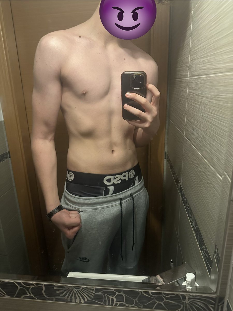 masmasterg3's tweet photo. Wchodzimy na mojego revolut i rozpieszczajcie mnie 🫦😈🥵
#cashslave #findompoland #tribute #cuckold #findompl #feet #cashmaster #soxy #findom https://t.co/rmDXgoqBi9