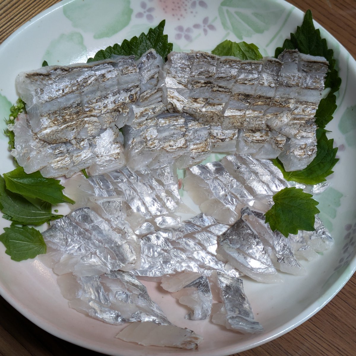 fst_umiduri's tweet photo. 今日は同好会メンバーと新人合わせて7人で🛥️船タチウオ🎣
ジグでもテンヤでも全員「ツ抜け」
捌くの大変やからセーブしてたつもりが、釣り���ぎた😅
まずは１匹を刺身と炙りて頂きました
#船タチウオ https://t.co/swvrHhbJ0G