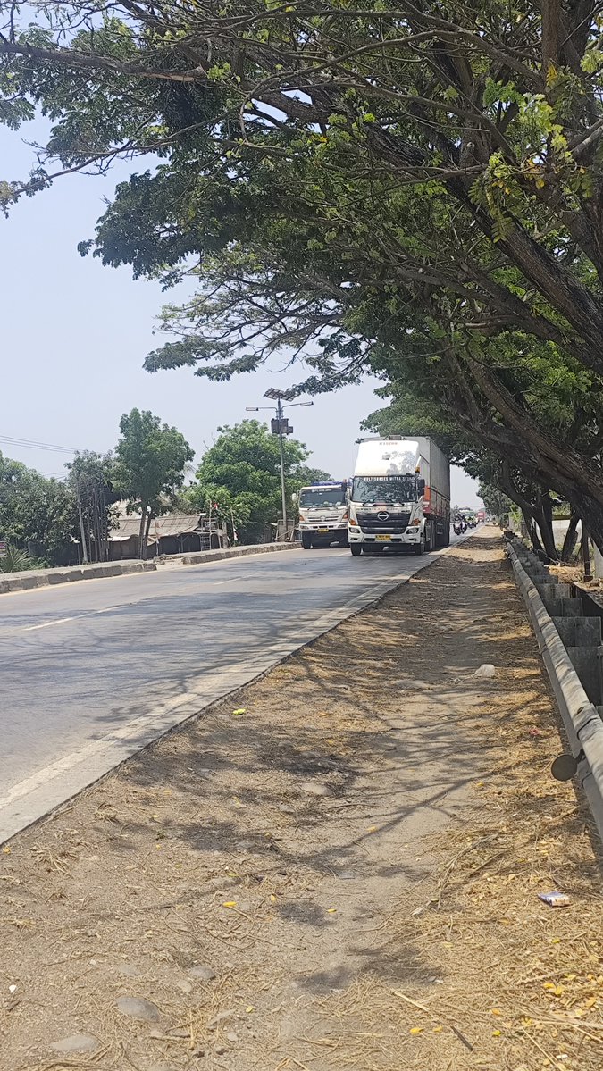 bastian9090's tweet photo. Jakarta magelang, kita bermalam dulu di cirebon. Muka udh exotic bgt alias...... Matahari pantura diatas kepala https://t.co/ckKjCm5NU8