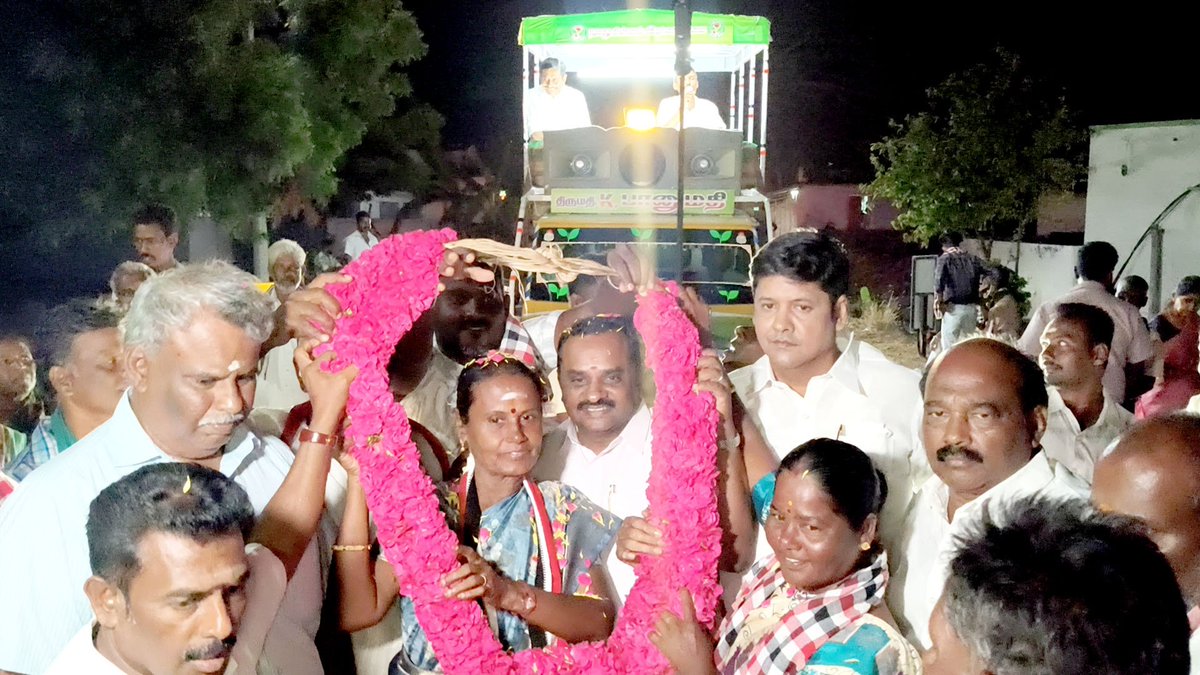 KarurKamalOffl's tweet photo. தாராபுரம் இடைத்தேர்தல்,
தாராபுரம் தெற்கு ஒன்றியத்தில், எனது பொறுப்பில் உள்ள சின்னப்புத்தூர், கோவிந்தபுரம் ஊராட்சி பகுதிகளில் கழக வெற்றி வேட்பாளர், தாராபுரம் மண்ணின் மங்கை திருமதி.#K_பானுமதி அவர்களுடன் கழக அமைப்பு செயலாளர், முன்னாள் அமைச்சர் திரு.ம.சின்னசாமி அவர்கள் மற்றும் கூட்டணி கட்சி நிரார்வாகிகள், உள்ளூர் மற்றும் கரூர் மாவட்ட பொறுப்பாளர்களுடன் இணைந்து அப்பகுதி பொதுமக்களிடம் இரட்டை இலை சின்னத்திற்கு வாக்குகள் கேட்டு பிரச்சாரம் செய்ததில் பெருமையடைகிறேன்.
@EPSTamilNadu
@AIADMKOfficial
@AIADMKITWINGOFL
#KARUR_ADMK_IT_WING #ADMK_ERD #TVKFails