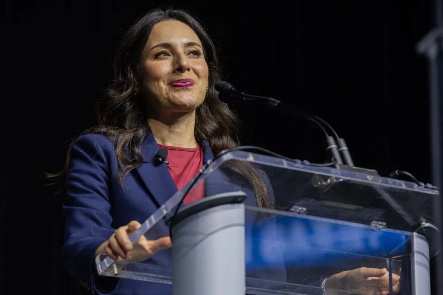 _GrahamHodson__'s tweet photo. Texas Governor Poll — NYT/Siena (A+)

June
🟥 Greg Abbott: 51%
🟦 Gina Hinojosa: 44%

September 
🟦 Gina Hinojosa: 49%
🟥 Greg Abbott: 46%

10 point swing towards Hinojosa https://t.co/504A1s9XjN