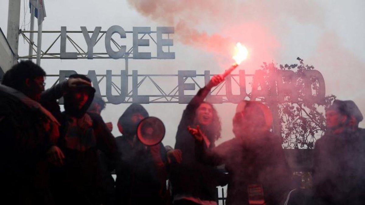 Dunyaradar360's tweet photo. 🔥 FRANSA'DA YÜZLERCE OKUL KAPATILDI
Fransa'daki öğrenci protestoları büyüyor.
Yetkililere göre 1.207 lise protestolardan etkilendi, yüzlerce okulda eğitim aksadı.
170 öğrencinin yaralandığı bildirildi. https://t.co/Cc8TAGl7Ur