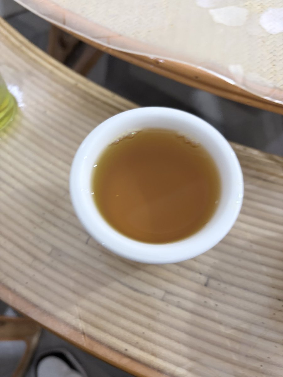 chengdunuannan's tweet photo. 没有偷拍别人的癖好，只能偷拍自己，哈哈～
不过这茶怎么比我的尿还黄🤔
#尿尿 #偷拍 #公厕 #小便 https://t.co/xouxu1OIRs