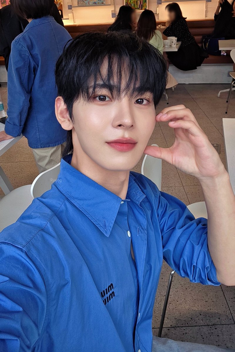 Ryung0207's tweet photo. 공휴일에 일하다가 자만추한 배우님

휴식하고 돌아왔는데 개큰미남이 계셔서 두눈을 의심했고 

셀카도 찍어주셨는데 실물이 찐이었어요

#성인호 #하절기 https://t.co/GVhsIdFpF3