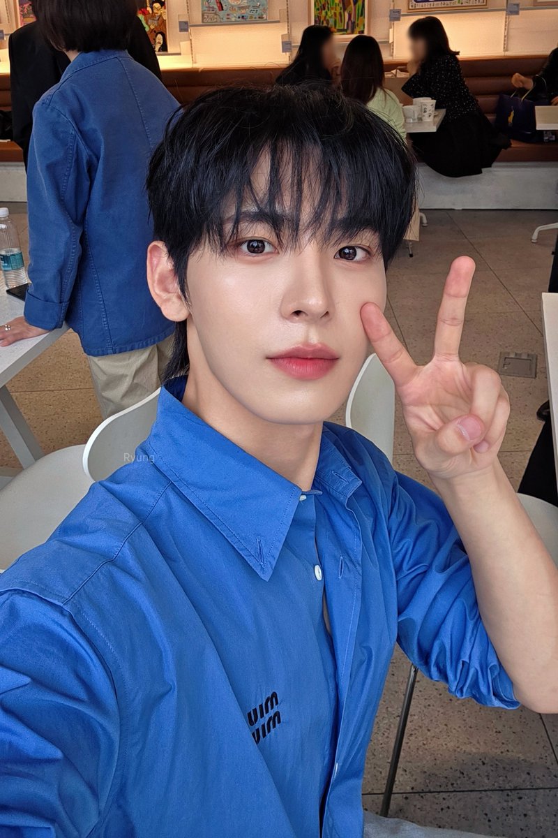 Ryung0207's tweet photo. 공휴일에 일하다가 자만추한 배우님

휴식하고 돌아왔는데 개큰미남이 계셔서 두눈을 의심했고 

셀카도 찍어주셨는데 실물이 찐이었어요

#성인호 #하절기 https://t.co/GVhsIdFpF3