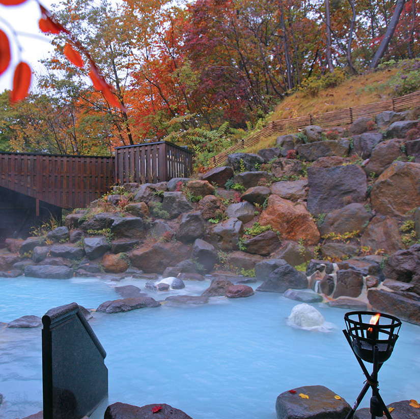 hikyouonsen's tweet photo. 【紅葉の露天風呂】紅葉を見ながら入れる露天風呂まとめ　第三弾
https://t.co/g4sOBwIco7

雨ばかりでしたが、その隙間で晴れると今まで感じたことのないような嬉しい気持ちになります。

秋祭りも各地で開催され、秋の訪れを感じているところです。
そろそろ雨はもう飽きたので半分ぐらいは晴れないかな。

#紅葉　#紅葉露天風呂　#紅葉の温泉　#温泉宿　#絶景露天風呂

※写真は公式ページより