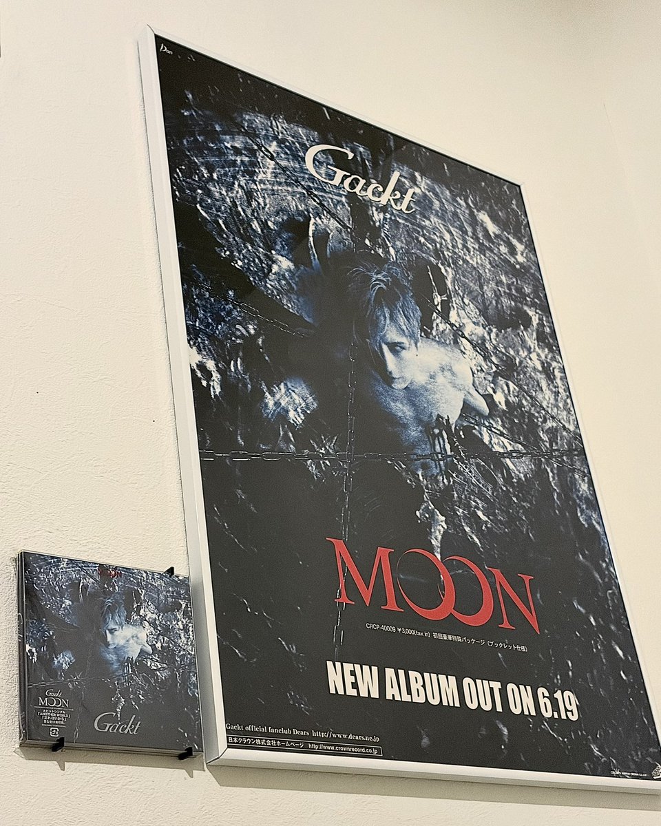IdQzs's tweet photo. GACKTのMOONいいよね🫶🫶🫶
部屋に飾ってる💞すき💗 https://t.co/sUYepEHBSw