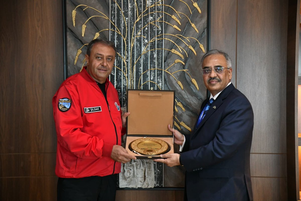UrfaValiligi's tweet photo. Gelişen Sekiz Ülke (D-8) Teşkilatı Genel Sekreteri Büyükelçi Sohail Mahmood Vali @hasansildak'ı ziyaret etti.  

Vali Şıldak nazik ziyareti için misafirine teşekkür etti. https://t.co/4vl1KM4AIv