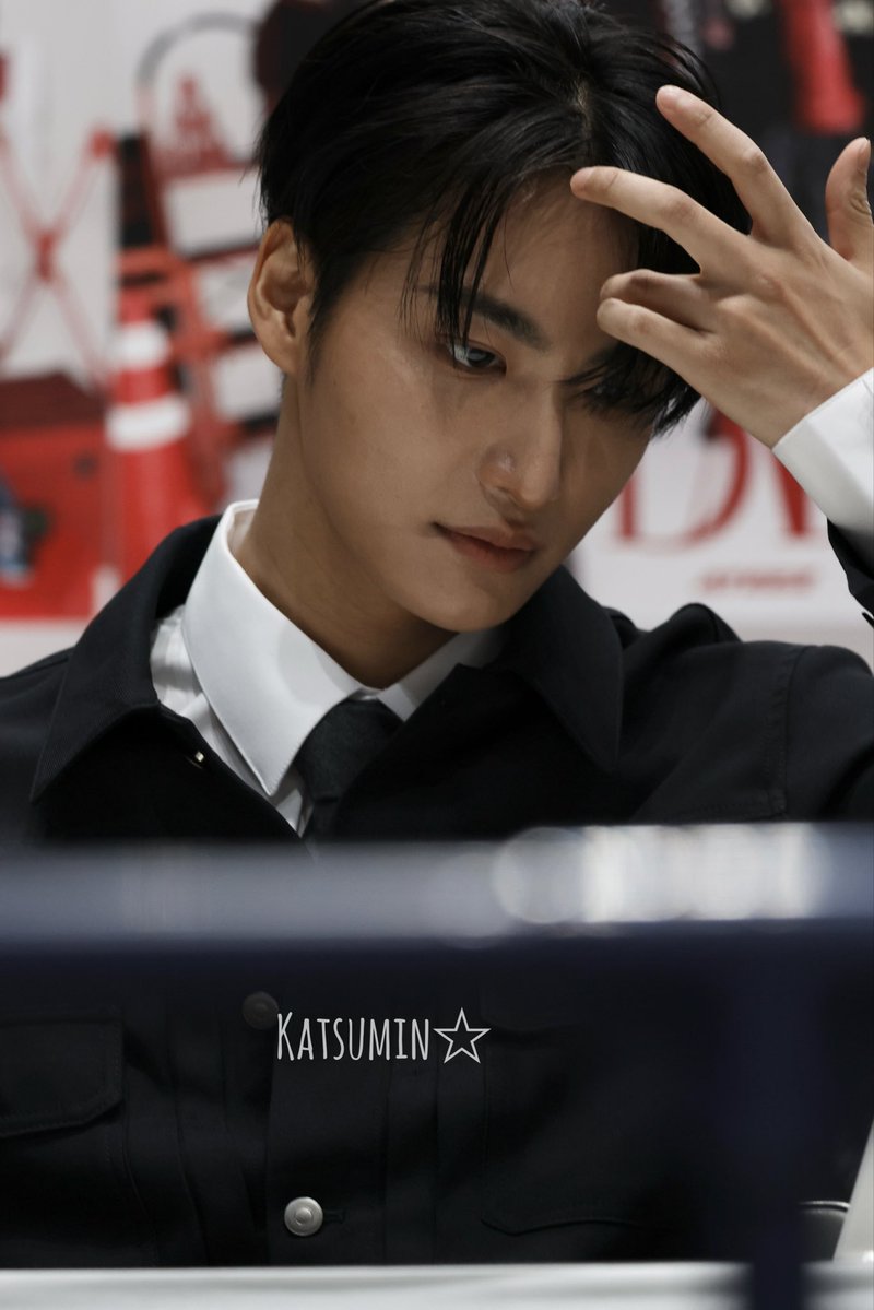 seonghwa0403lol's tweet photo. 2026.10.3団体サイン会🩶

世界一美しい 「박성화」🪽

#ATEEZ #seonghwa #성화 https://t.co/IpPS98ScQJ