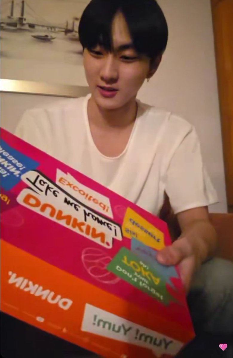 zZzZzZz7_7zZz's tweet photo. Jungwon singing country roads while unboxing the Dunkin' box...🥹🥹🥹 Not to mention that song is special for us.. https://t.co/UkgsLWk2ku