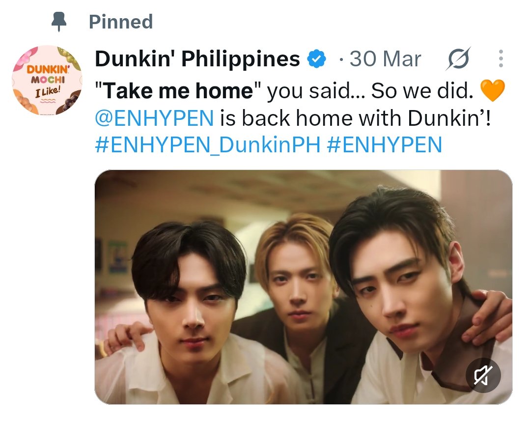 zZzZzZz7_7zZz's tweet photo. Jungwon singing country roads while unboxing the Dunkin' box...🥹🥹🥹 Not to mention that song is special for us.. https://t.co/UkgsLWk2ku