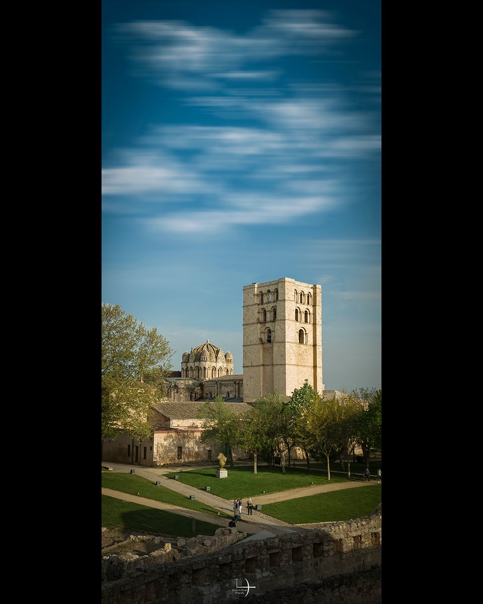 LucasSoar3s's tweet photo. La Catedral de Zamora desafía al tiempo: piedra dorada, cimborrio románico y el Duero como testigo. Hay lugares que no se visitan; se respiran. Aquí, historia y luz se funden en un instante eterno. https://t.co/57cxEDJ0r7
