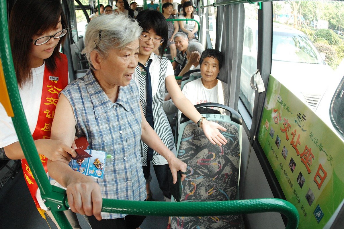 QueenRyozi's tweet photo. Hoy, en el bus, una abuela me cedió su asiento cuando yo temblaba después de la lluvia. La pequea gentileza calentó todo mi día. https://t.co/2EWINdmNG0