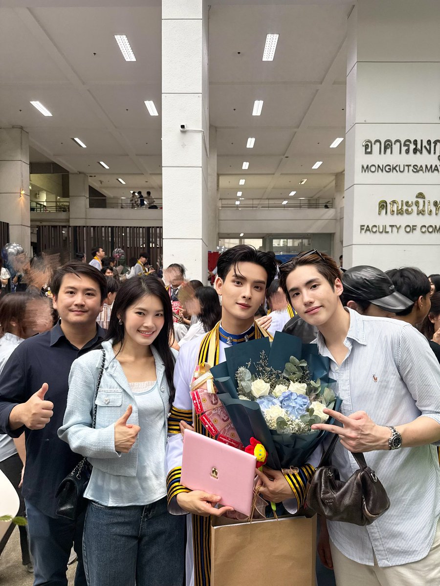 IDEAZONETIMER's tweet photo. โหวววว ภูกะพี่บัณฑิตทั้ง 2 ครับ 
หล่อกินกันไม่ลงฮะ 🤩😍 https://t.co/Ivj7VEY0AU