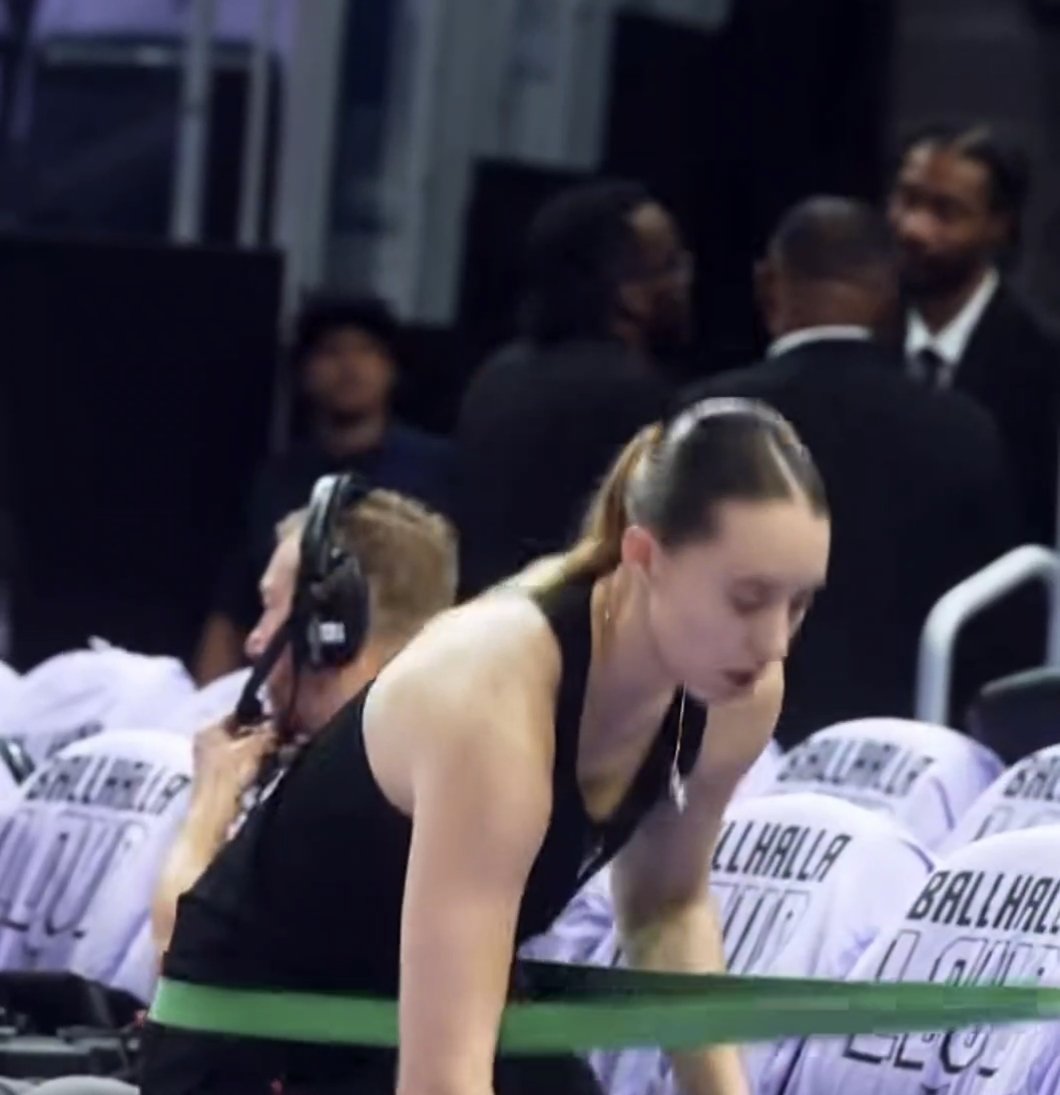 Pjuuu10's tweet photo. Paige's boob showed up 
#dallaswings
#paigebueckers
#Whore https://t.co/VjOjswKAGx