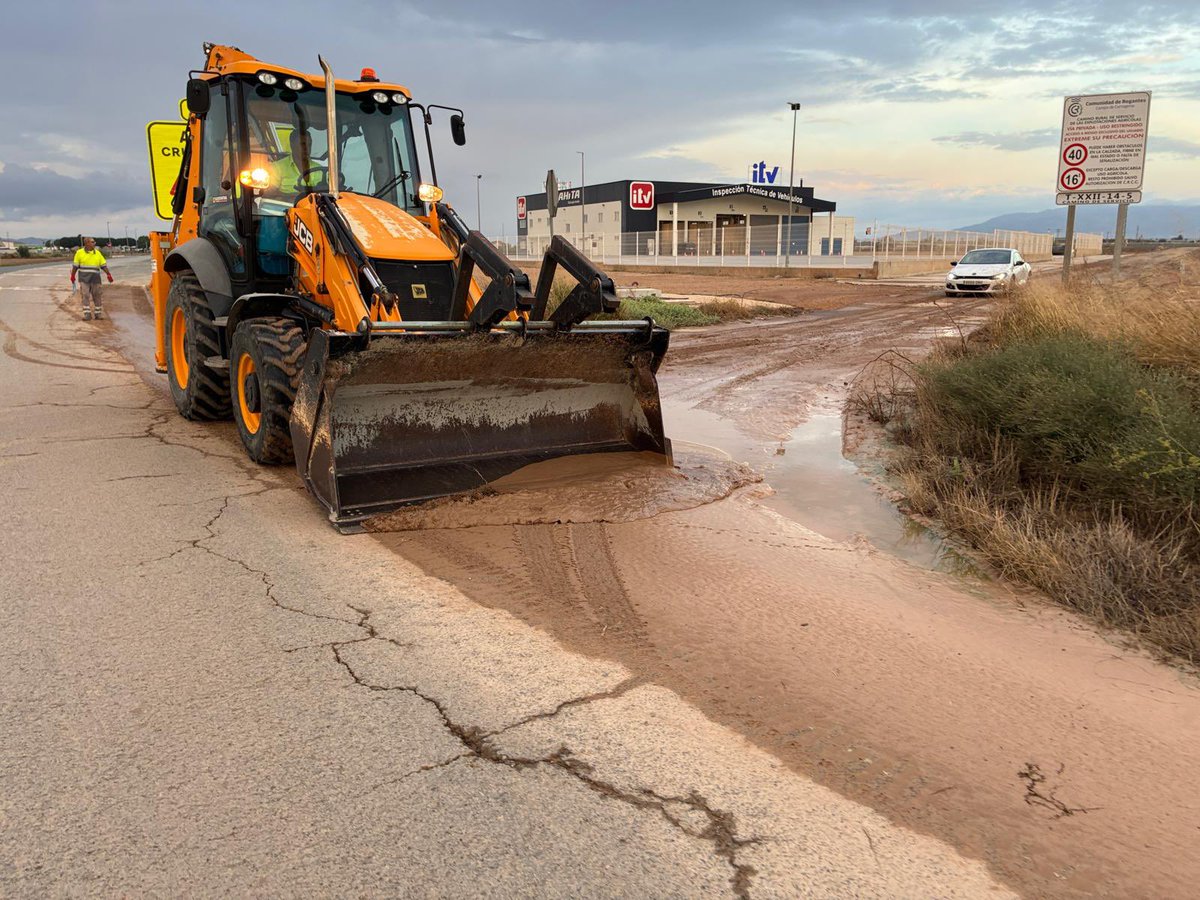 Fomento_RM's tweet photo. 🚨 Situación de la Red Regional de Carreteras 03/10/2026 — 09:00 horas

✅ CARRETERAS ABIERTAS 

✅RM-E12 (PK 0,500), salida desde A-30, #FuenteÁlamo📷
✅RM-F14 (PK 1), de A-30 a El Jimenado, #TorrePacheco

🔴 CARRETERAS CORTADAS

❌ RM-F28, intersección con RM-F26 y RM-F29 (PK 4–5), #TorrePacheco
❌ RM-F35 (PK 17), La Aparecida, #Cartagena 
❌RM-F35
(PK 8+900) en glorieta intersección con RM-F30, hasta (PK 9+100) #TorrePacheco-#LosAlcázares