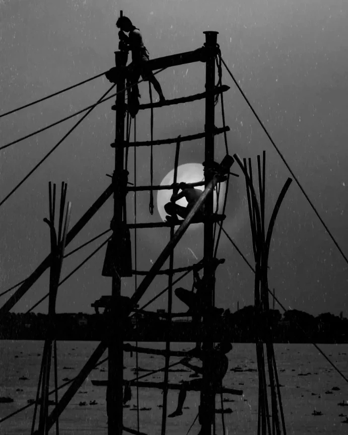 TeixeiraCSilva's tweet photo. Building a scaffold to the moon. Construction workers silhouetted along the banks of the Ganges in Kolkata. Photo by @manuelamicaelophoto https://t.co/kP0vNviTzH