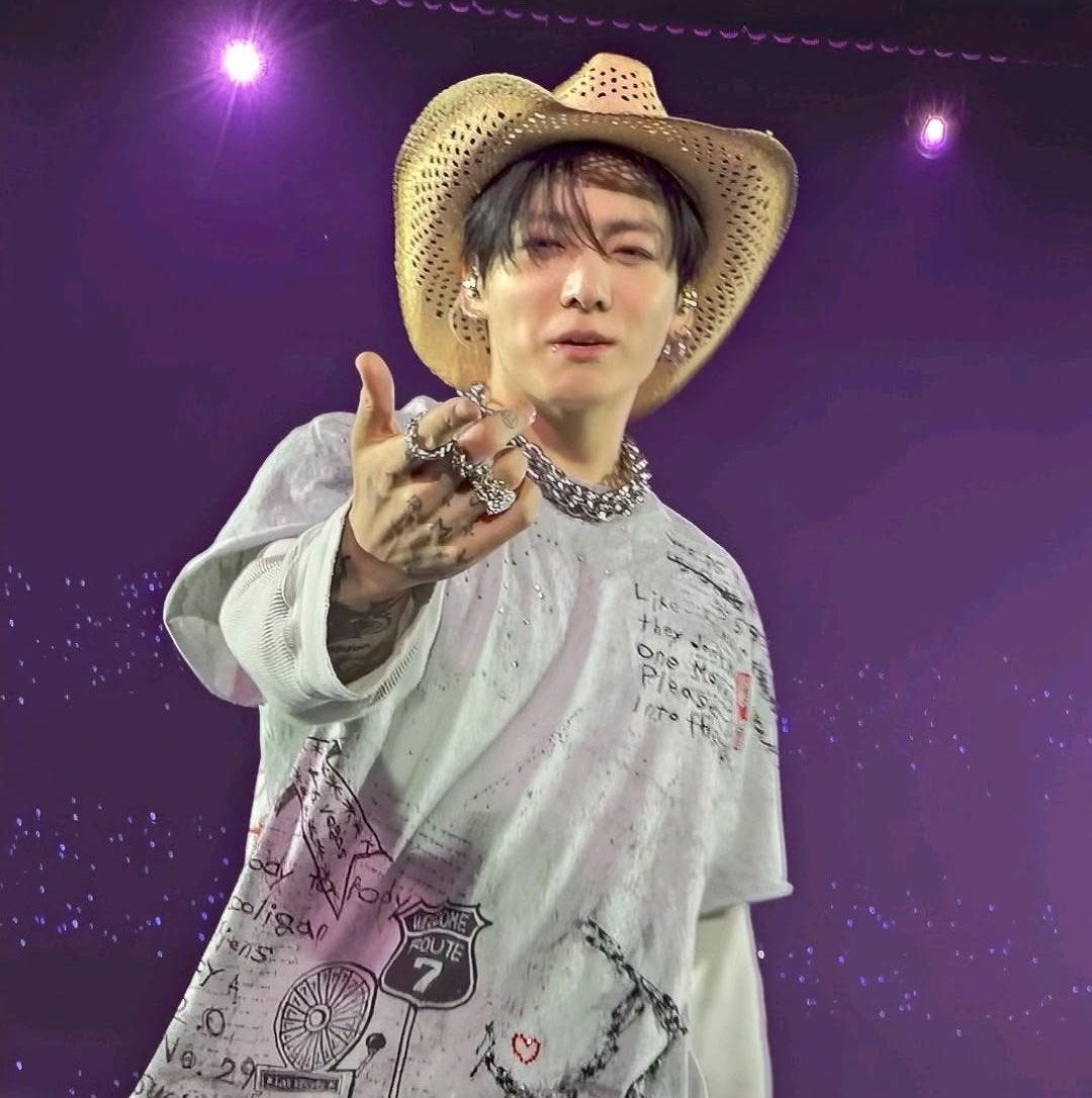 DlLFJJK's tweet photo. Arirang Tour Jungkook : The Papacito🤠🥵 https://t.co/lY8Pq1X66V