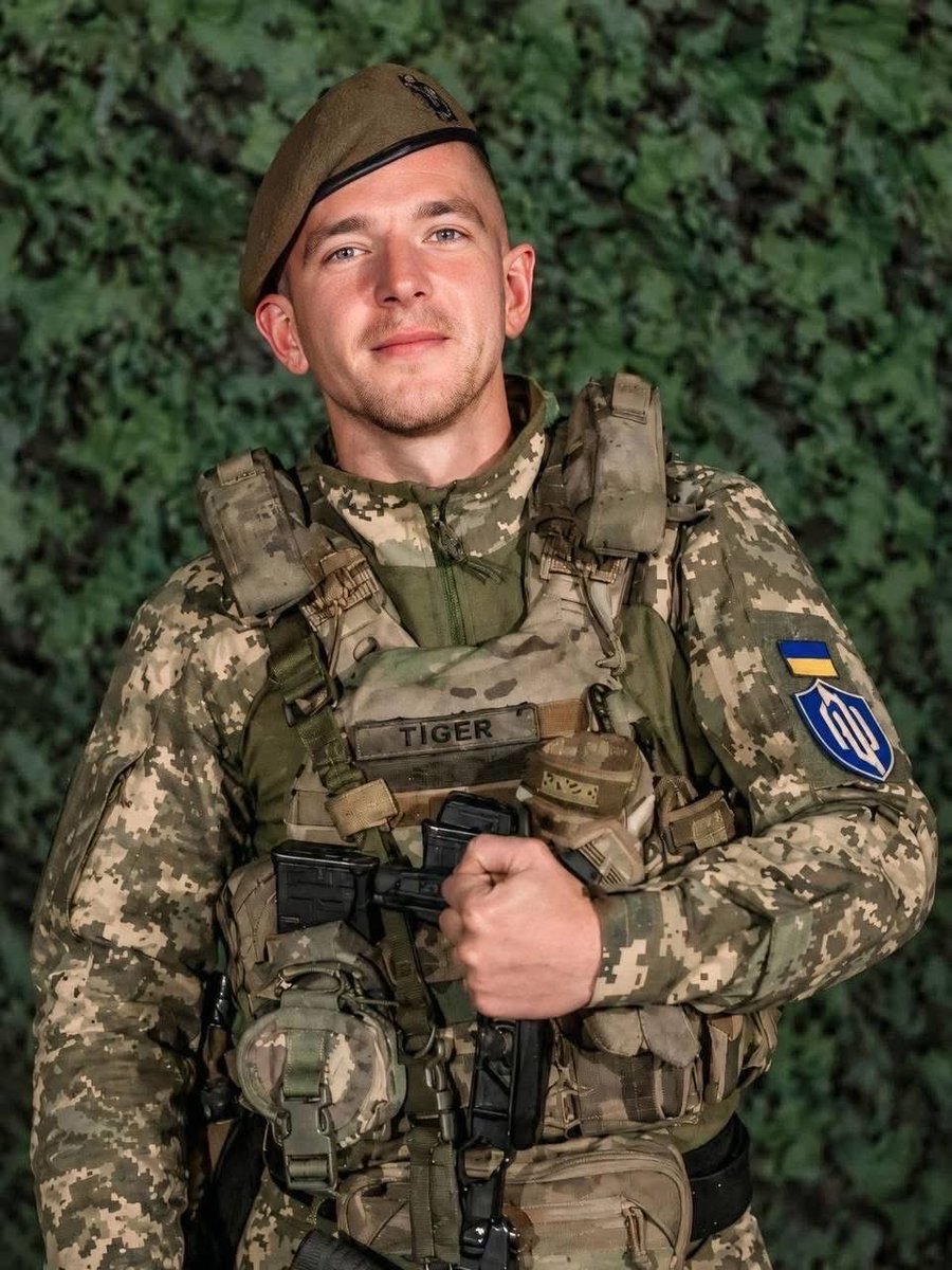 volodarskijo's tweet photo. На щиті…
Самбірська громада зазнала непоправної втрати на війні. Назавжди додому повернеться старший сержант Василь Андрійович БІГУН, 8 березня 1998 року народження, мешканець Самбора.
Василь Бігун служив командиром розвідувального взводу мотопіхотного батальйону військової частини 141-ої окремої механізованої бригади. 
25 вересня під час виконання бойового завдання в районі населеного пункту Підгаврилівка Синельниківського району Дніпропетровської області військовослужбовець отримав поранення внаслідок ураження ворожим FPV-дроном.
Після поранення Василь перебував на лікуванні у Дніпровській обласній клінічній лікарні імені І. І. Мечникова. Попри зусилля медиків врятувати життя воїна не вдалося. 30 вересня його серце зупинилося.
Василь Бігун віддав життя, захищаючи Україну, її свободу та незалежність.
Висловлюємо щирі співчуття рідним, близьким, друзям та побратимам Героя. 
Про зустріч Захисника та чин похорону повідомимо додатково.
