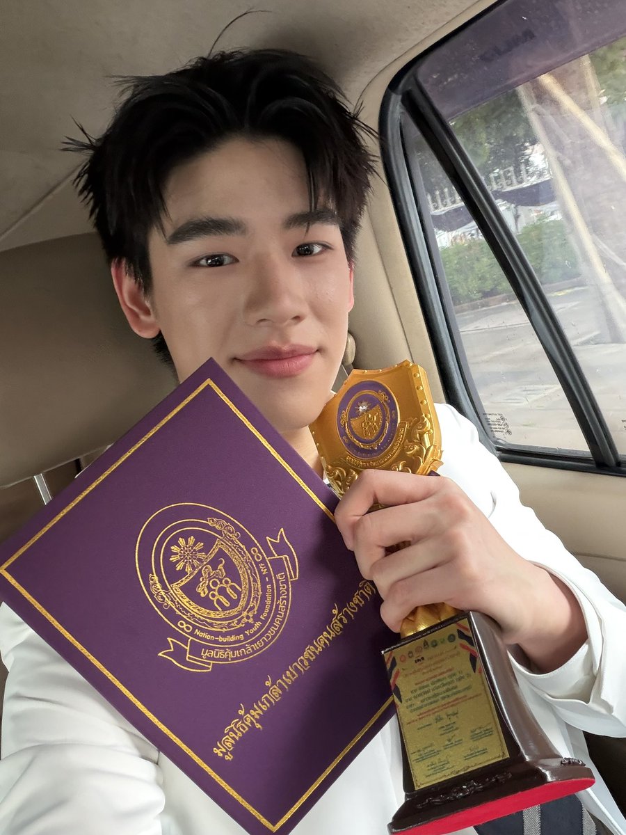 ujeenayp_'s tweet photo. ขอบคุณแฟน ๆ ทุก ๆ คนนะค้าบบ รางวัลนี้ไม่ได้ได้เพราะพวกเราแต่ได้เพราะแฟน ๆ ทุก ๆ คนนะครับ อยากขอให้รางวัลนี้กับทุก ๆ คนนะะะ เดี๋ยวไปตั้งไว้ที่ออฟฟิศจ้าาา แล้วค่อยไปทำก้อปปี้เอา ❤️❤️628362829 
#ujeenayp_ https://t.co/OwQrvPSfSY
