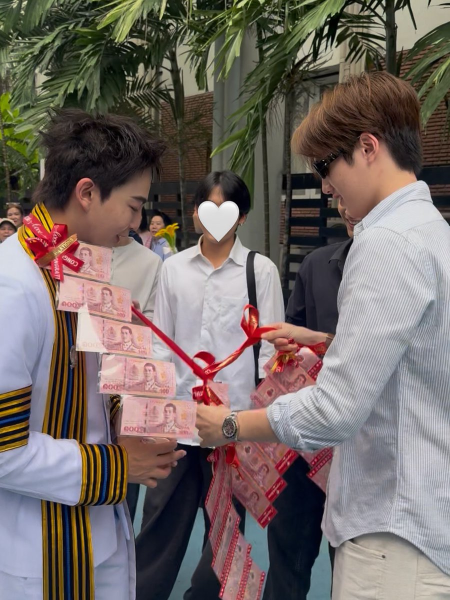 acho0mi's tweet photo. ก็สมกับเป็นเสี่ยภูจริงๆ เงินเป็นพวง5555555 https://t.co/plBlnXWxlc