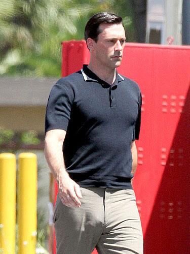 michealreacti0n's tweet photo. actor Jon Hamm walking outdoors https://t.co/1vz6aH36B2