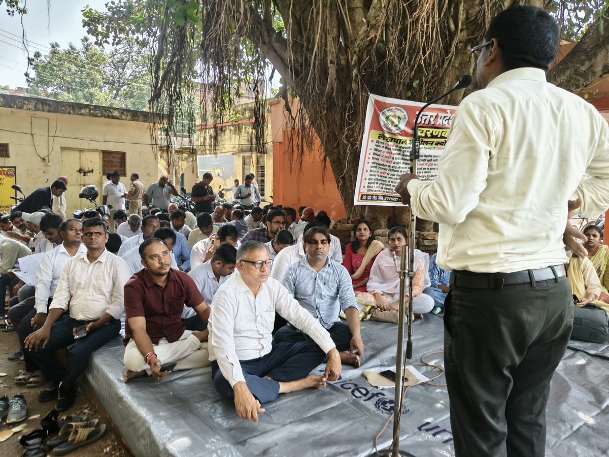 lekhpalsanghmzp's tweet photo. प्रांतीय आह्वान पर आज जनपद मिर्ज़ापुर की चारों तहसीलों (सदर, चुनार, मड़िहान, लालगंज) में 'संपूर्ण समाधान दिवस' का पूर्ण बहिष्कार कर लेखपाल साथी धरने पर डटे हैं। 2 बजे SDM महोदय के माध्यम से CM को ज्ञापन सौंपा जाएगा। https://t.co/lTdkzeF8W3