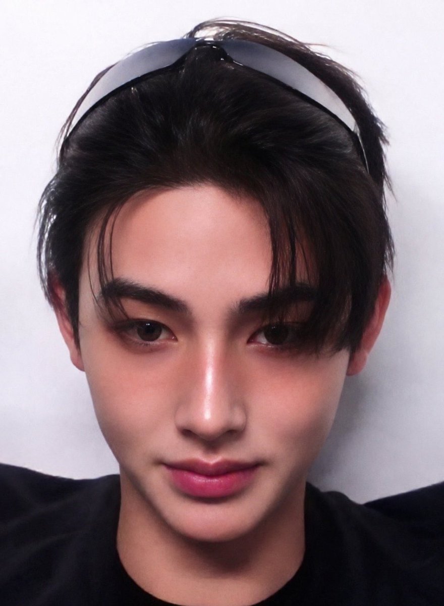 eomseaniee's tweet photo. when the genre is pretty boy https://t.co/wcmyjAtgwe