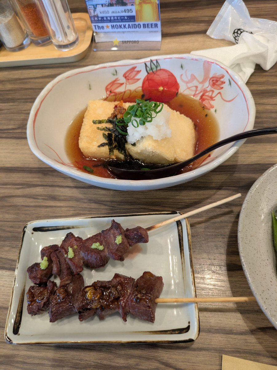 kaname2525's tweet photo. ちょい飲み手帖10軒目(本日2軒目)は牛たん炭火利久に行きました。
牛たん串2本、揚げだし豆腐（牛たん薬味のせ)、茶豆枝豆＋生ビールで1,200円です。
牛たん串も揚げだし豆腐も美味しすぎました✨憧れの店だったけど意外にお手頃で飲めるのでまた行きます🎶
#ちょい飲み手帖　#牛たん炭火利久 https://t.co/yxfzplZMSp