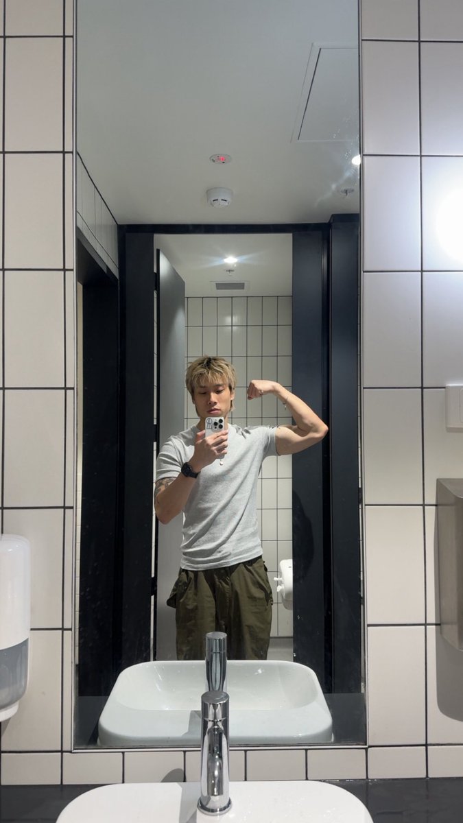 twatwithclass's tweet photo. why the toilet lighting be kinda tea https://t.co/Hzqmu1ujCT