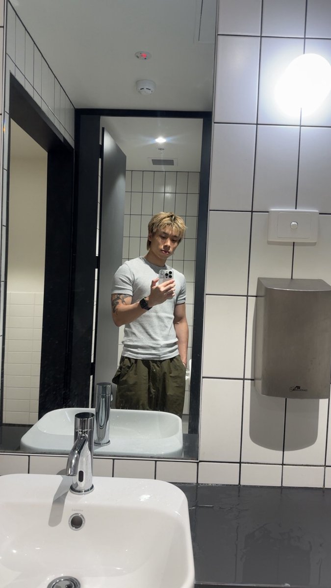 twatwithclass's tweet photo. why the toilet lighting be kinda tea https://t.co/Hzqmu1ujCT