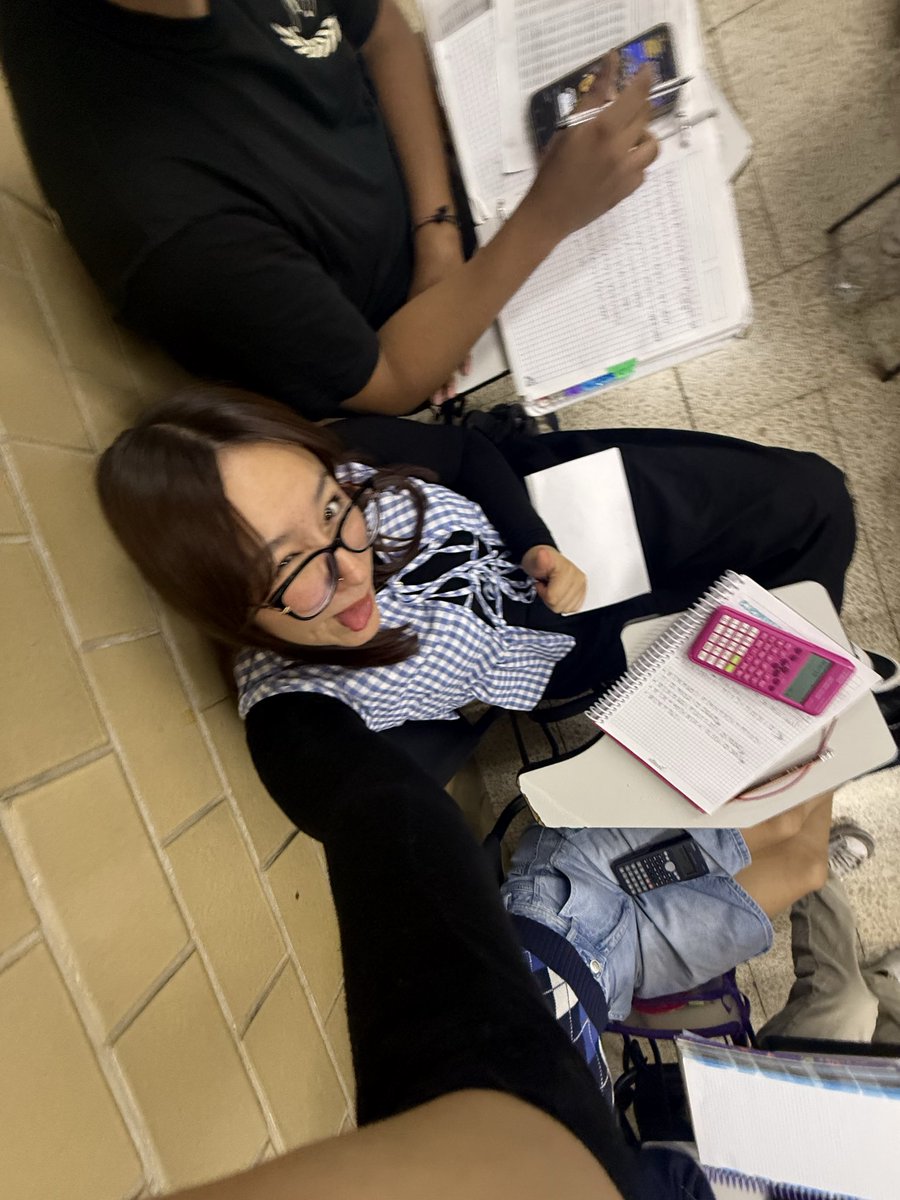 ameme_daf's tweet photo. Mi ame no valoro mucho estar con sus amigos en el mismo salón y regresar del baño y ver su mochila nueva blanca con un ladrillo todo pedoorrooo https://t.co/TZhFjwEv7p