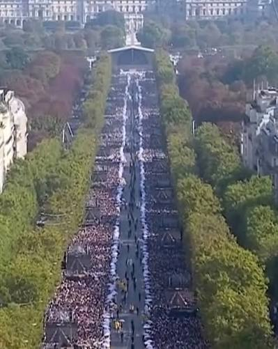 pkcgm's tweet photo. leftists like to say in France, that
there is old  France and there is a new France...

within one week you could see, how behaves old Christian France and how  behaves new muslim France.

Papal visit - 800.000 people in Paris, zero arrests, zero building burnt, zero shopes robed, zero cars destroyed