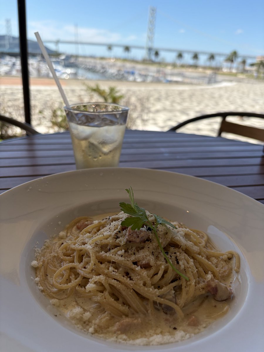 setsugeccarica's tweet photo. アウトレットへ〜ここ、海辺で景色がいいからお買い物しなくてもご飯とかお茶しに行くだけでも満たされる〜
今日はカラッと爽やかないいお天気だったからテラス席で〜昨日の海とはまた違った海 https://t.co/78G9zqCTwJ