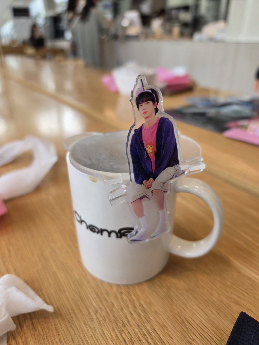 kkudangsuga's tweet photo. 아~~~주 오랜만에 촘피옴
아주버님 안계시고 아버님이 계시네🤣
이버님 며느리와쒀여
#chompi https://t.co/P91atnhujF