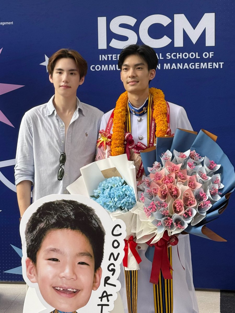 mabaecutie's tweet photo. น้องภูไปรับปริญญาเพื่อนสมัยเล่นฮอกกี้ด้วยกันด้วย 👦🏻👦🏻🏒🏒 https://t.co/AxpMZOv5fU