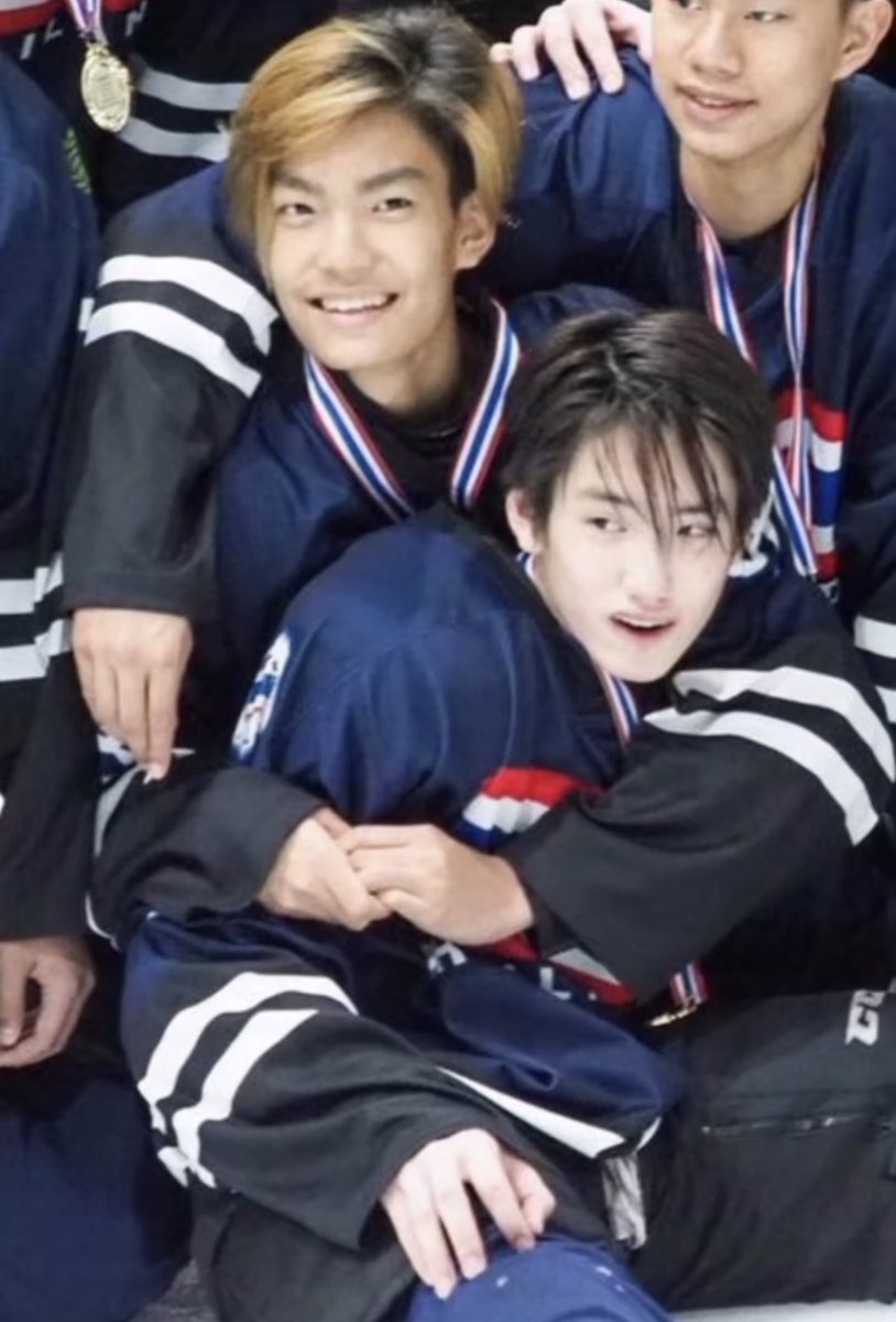mabaecutie's tweet photo. น้องภูไปรับปริญญาเพื่อนสมัยเล่นฮอกกี้ด้วยกันด้วย 👦🏻👦🏻🏒🏒 https://t.co/AxpMZOv5fU