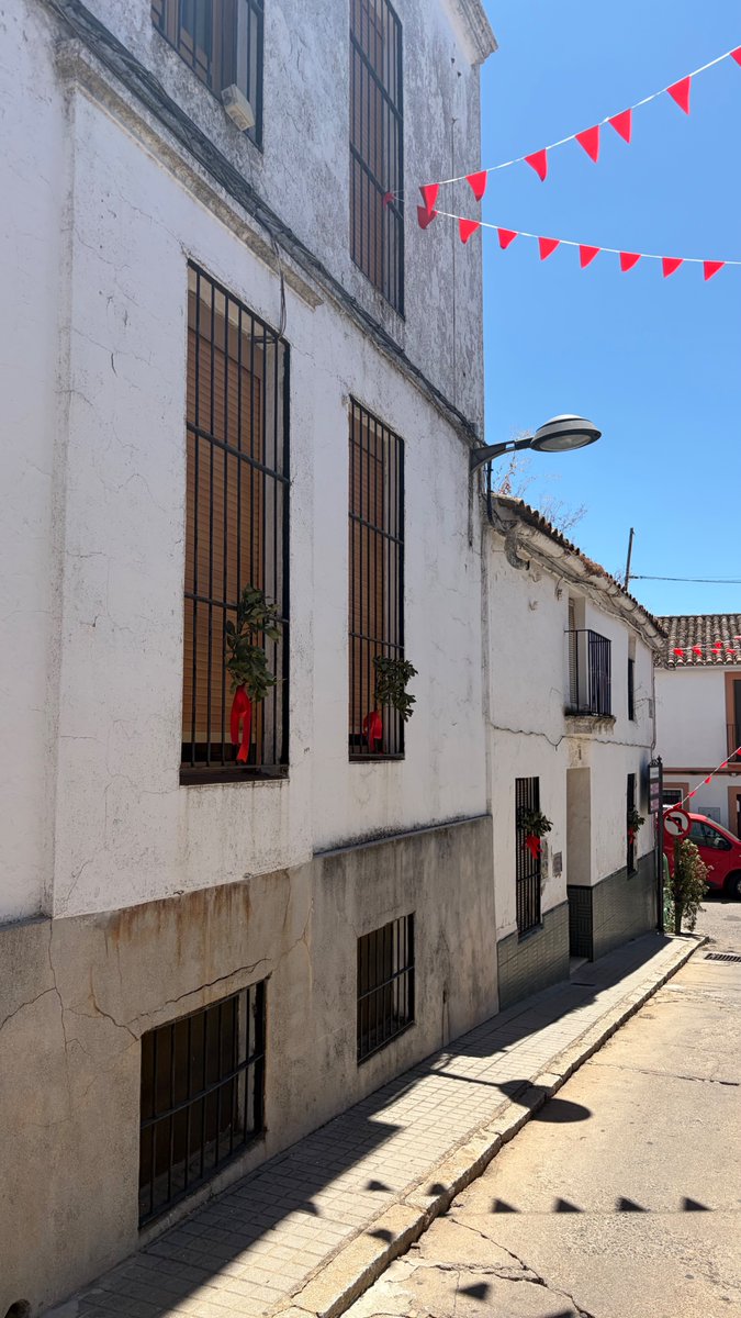 MaxiPortes's tweet photo. 1/ me pagan por abrir ventanas. no es broma, lo pongo en mi bio porque es mi trabajo.

más de la mitad del jamón ibérico de españa se cura en guijuelo, a mil metros de altura. el mio se cura en cumbres mayores, con otro aire.

hoy te cuento qué hago con las ventanas 👇 https://t.co/qzebLlNyPd