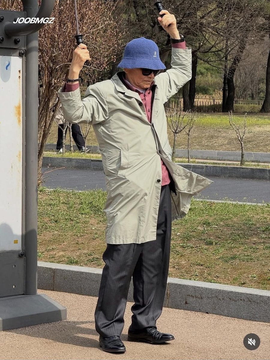 iamkimgosu's tweet photo. 동묘가 이제 한국의 파리래 ㅋㅋㅋㅋㅋㅋㅋㅋ
근데 옷잘입는 할저씨 개많아 https://t.co/gimQ4tliyo